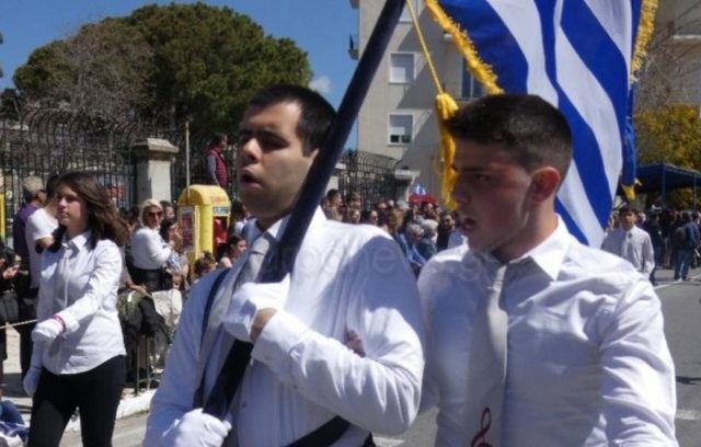 Το πιο θερμό χειροκρότημα για τον τυφλό σημαιοφόρο