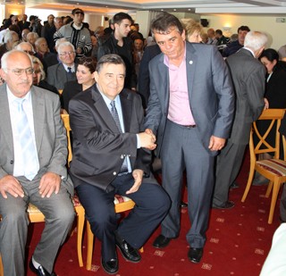 Πόσοι είναι ακόμη χέρι - χέρι;