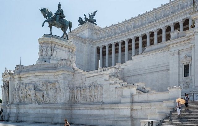 Βιντεοσκοπήθηκαν βουλευτές να κάνουν σεξ στις τουαλέτες της Βουλής