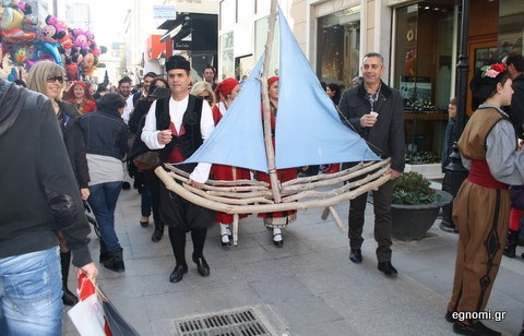 Καραβάκι, κάλαντα και καλικάντζαροι στους δρόμους της Χαλκίδας
