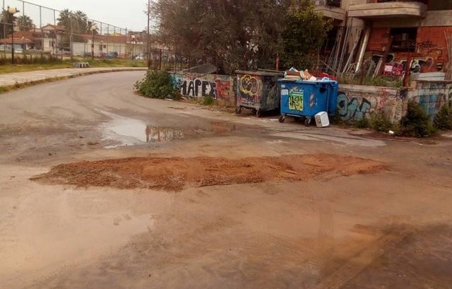 ΧΑΛΚΙΔΑ: Έφτιαξαν σπασμένο αγωγό και άφησαν ανάχωμα χωρίς σήμανση με κίνδυνο ατυχήματος