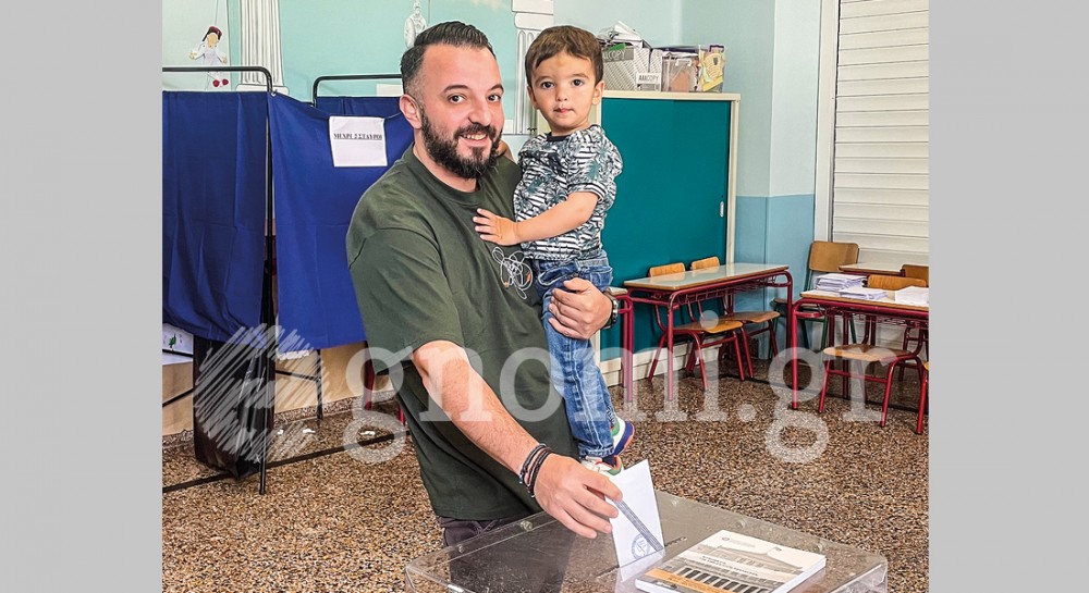 Πήγε στην κάλπη αγκαλιά με το γιο του ο Κώστας Λυσιγάκης