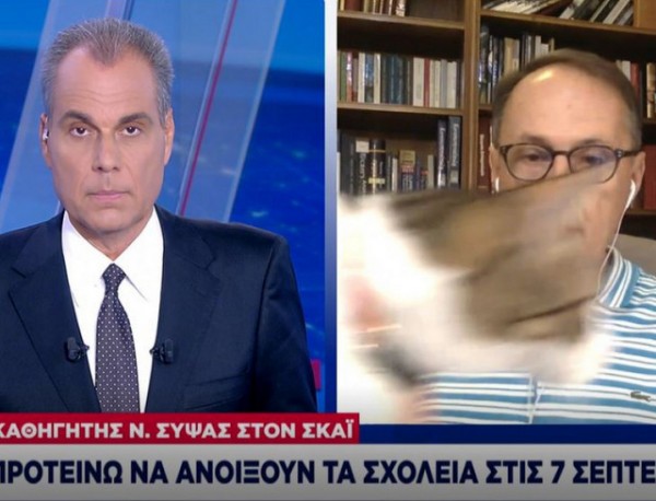 Σάλτο της γάτας του καθηγητή Σύψα την ώρα που μιλούσε στον ΣΚΑΪ (VIDEO)