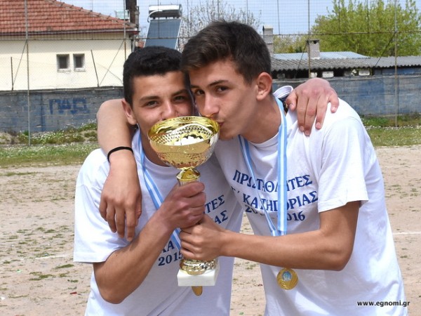 ΕΥΒΟΪΚΟΣ ΓΟΥΒΩΝ: Πήρε κύπελλο και όλοι ήθελαν να το φιλήσουν