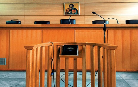 Πέταξε το Ευαγγέλιο στην Εισαγγελέα