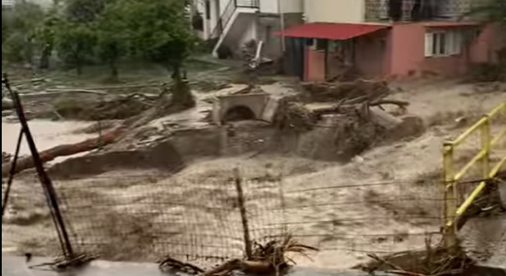 ΕΥΒΟΙΑ: Μεγάλα προβλήματα και κλειστοί δρόμοι από την κακοκαιρία Elias (VIDEO)