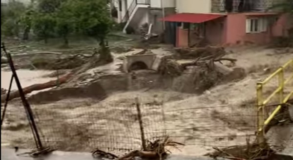 ΕΥΒΟΙΑ: Μεγάλα προβλήματα και κλειστοί δρόμοι από την κακοκαιρία Elias (VIDEO)