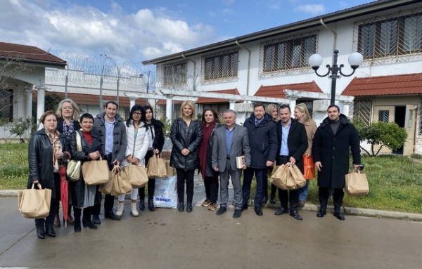 Χαλκιδέοι επισκέφτηκαν τις γυναικείες Φυλακές Ελαιώνα Θήβας