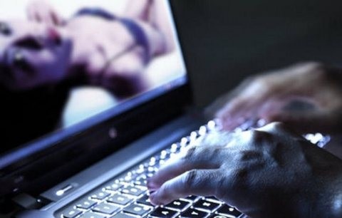 Έπεισαν 14χρονη να στείλει γυμνή φωτογραφία και την έκαναν προφίλ στο Facebook