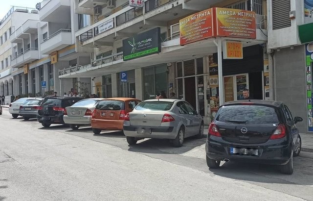ΧΑΛΚΙΔΑ: Η πιάτσα των ταξί έχει γίνει πάρκινγκ για ΙΧ αυτοκίνητα
