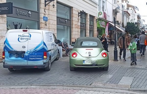 ΧΑΛΚΙΔΑ: Βρήκαν ωραία θέση για παρκάρισμα στον πεζόδρομο της Κριεζώτου
