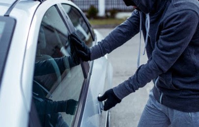 Βρήκε ανοιχτή την πόρτα και έκλεψε ένα πορτοφόλι από αυτοκίνητο