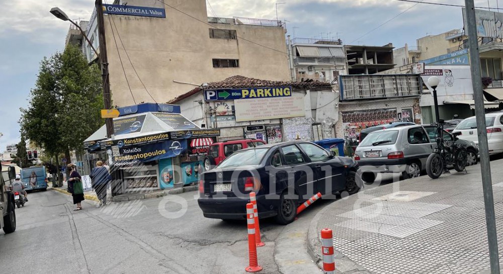 ΧΑΛΚΙΔΑ: Γαϊδούρι καβάλησε κολονάκι για να παρκάρει