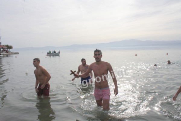 ΘΕΟΦΑΝΕΙΑ ΛΕΥΚΑΝΤΙ: Πιάνει το Σταυρό και με κρύο και με ήλιο