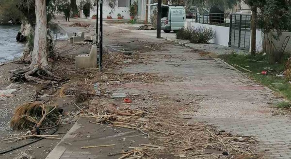 Σε κακό χάλι ο παραλιακός δρόμος στον Αλμυροπόταμο