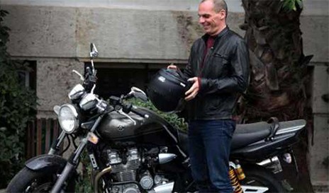 Πήγε να κλέψει τη μηχανή του Βαρουφάκη