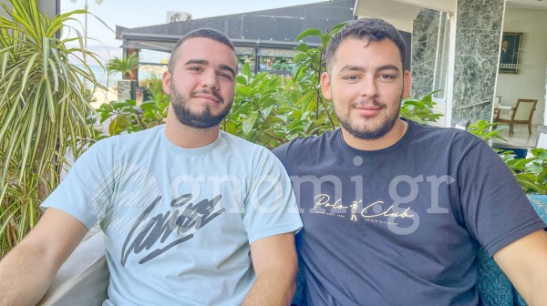 Καφεδάκι και σχόλια στην παραλία της Χαλκίδα