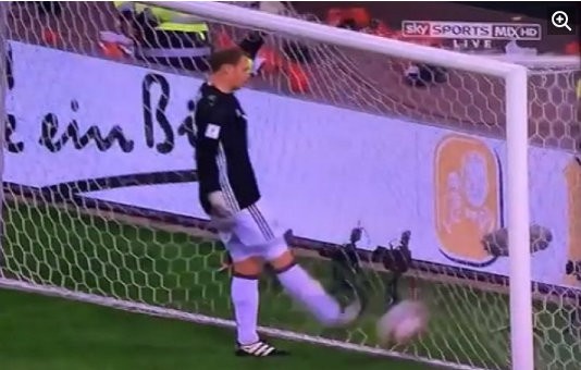 Ο Νόιερ έφαγε την μπάλα στα μούτρα (VIDEO)