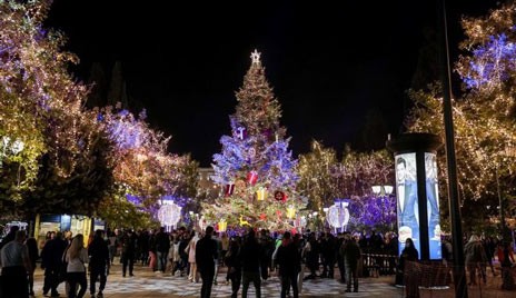 Φωταγωγήθηκε το δέντρο στο Σύνταγμα