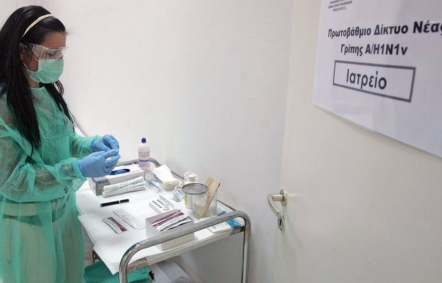 ΕΟΔΥ: Μειώθηκαν τα κρούσματα κορωνοϊού, αυξήθηκαν της γρίπης