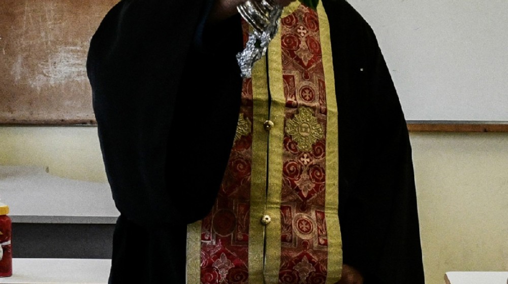 Στο αυτόφωρο 40χρονος ιερέας που χαστούκισε την 17χρονη κόρη του