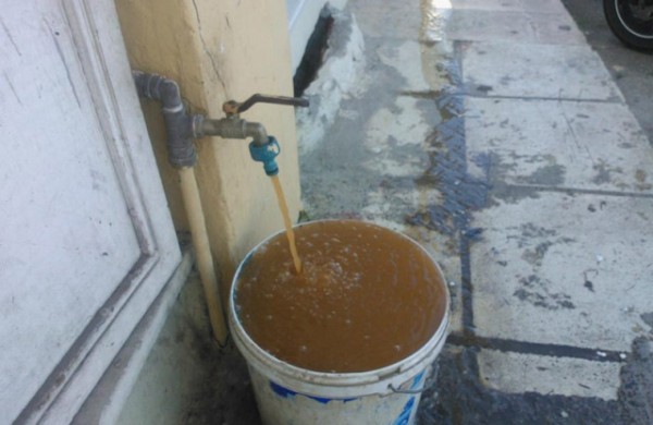 ΚΑΚΟΚΑΙΡΙΑ ΖΟΡΜΠΑΣ ΠΟΛΙΤΙΚΑ: Οι βρύσες των σπιτιών τρέχουν κόκκινο νερό