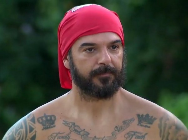 SURVIVOR: Ο Τριαντάφυλλος ...δωροδόκησε συμπαίκτες του - Αποχώρησε ο Ταβλαδάκης από την Μπλε ομάδα (VIDEO)
