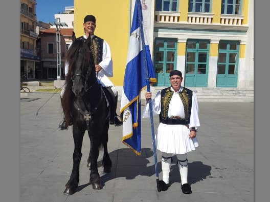 Έβαλε φουστανέλα ο απόστρατος στρατηγός της Αστυνομίας Κώστας Λάμπρου