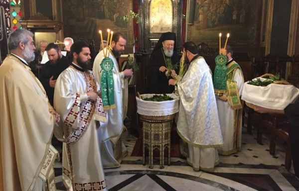 Μοίρασε βάγια στον Άγιο Νικόλαο ο Σεβασμιώτατος