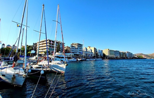 Δεκάδες σκάφη στην αναμονή για να περάσουν από την γέφυρα της Χαλκίδας