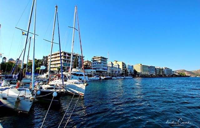 Δεκάδες σκάφη στην αναμονή για να περάσουν από την γέφυρα της Χαλκίδας