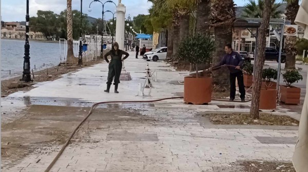 ΕΡΕΤΡΙΑ: Εθελοντές έπιασαν ...μάνικα και καθάρισαν την παραλία