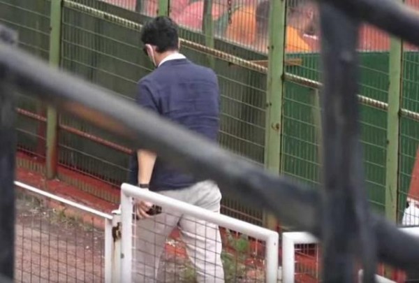 ΣΑΚΗΣ ΡΟΥΒΑΣ: Πήγε σε γήπεδο της Κοζάνης και άκουσε μπινελίκια ...για τον Πειραιά (VIDEO)