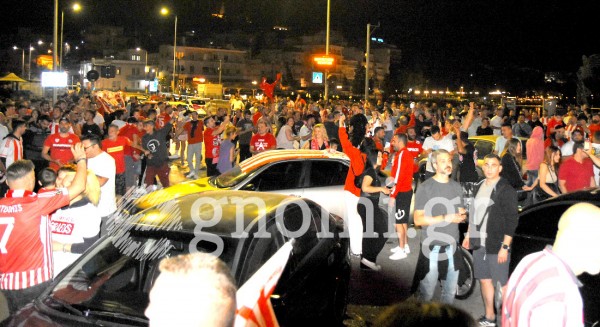 Στα κόκκινα η Χαλκίδα. Πανηγύρια φιλάθλων του Ολυμπιακού για την κατάκτηση του Conference (PHOTO-VIDEO)
