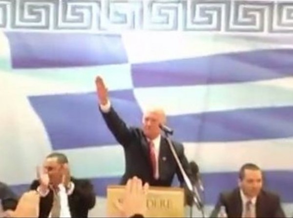 Νέος ναζιστικός χαιρετισμός βουλευτή της Χρυσής Αυγής