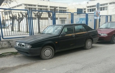 Αυτοκίνητα χωρίς πινακίδες στην οδό Νηλέως