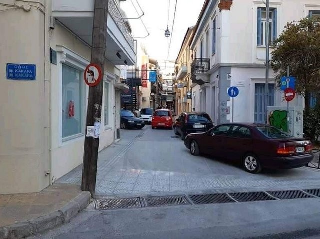 Οι Χαλκιδέοι μετέτρεψαν σε πάρκινγκ τον πεζόδρομο της οδού Αγγελάτου