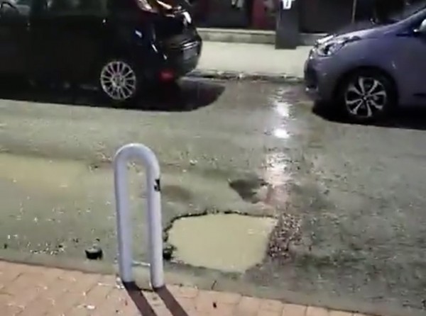 ΙΣΤΙΑΙΑ: Λακκούβα-πηγάδι σε κεντρικό δρόμο (VIDEO)