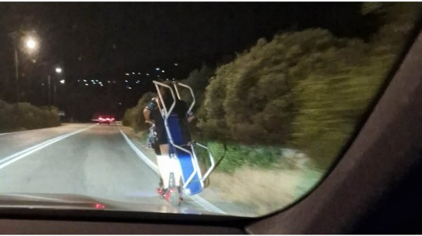 Νυχτερινή εικόνα-σοκ στον δρόμο Αλιβερίου – Χαλκίδας: Δύο γυναίκες με πατίνι και ξαπλώστρα στην πλάτη