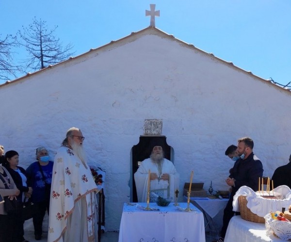 ΚΕΡΑΣΙΑ ΕΥΒΟΙΑΣ: Θεία λειτουργία στο εξωκκλήσι των αγίων Κωνσταντίνου και Ελένης