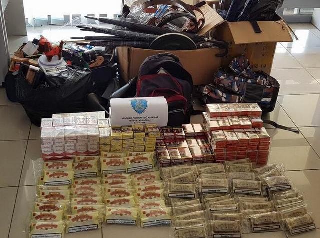ΧΑΛΚΙΔΑ: Συνελήφθησαν τρεις μικροπωλητές με λαθραίο καπνό, τσιγάρα και ομπρέλες