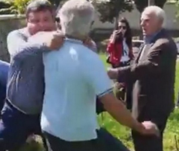 Επεσε ξύλο αντί για κατάθεση στεφάνου (VIDEO)