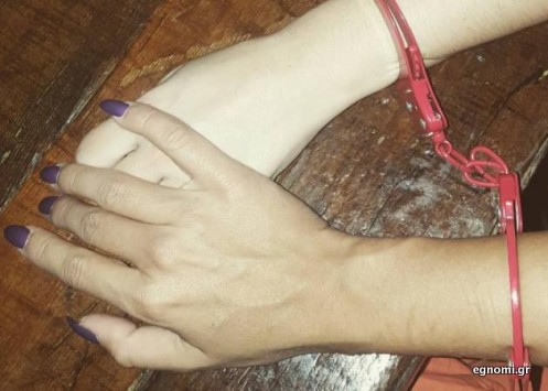 Έβαλε χειροπέδες στην σέξι Στικούδη