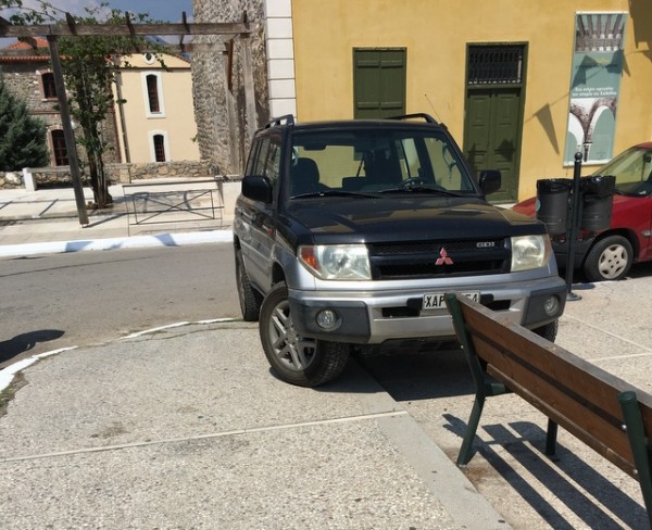 ΧΑΛΚΙΔΑ: Παράνομο παρκάρισμα για βραβείο στο προαύλιο της Αγίας Παρασκευής