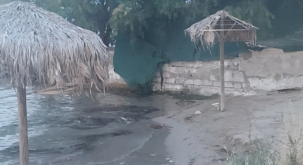 ΧΑΛΚΙΔΑ: Διαλυμένες οι ομπρέλες στην παραλία του Αγίου Μηνά (φωτό)