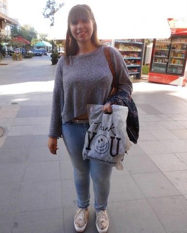 Επιμελείται μόνη της το χτένισμά της