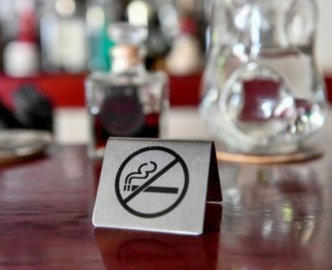 Πελάτες βγαίνουν έξω από τα μαγαζιά δήθεν για να καπνίσουν κι εξαφανίζονται