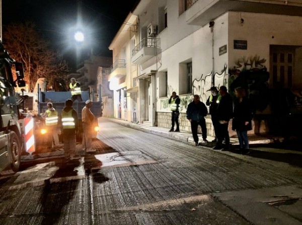 ΧΑΛΚΙΔΑ: Συνεχίζονται και σήμερα Τετάρτη το βράδυ οι εργασίες ασφαλτόστρωσης της οδού Νεοφύτου