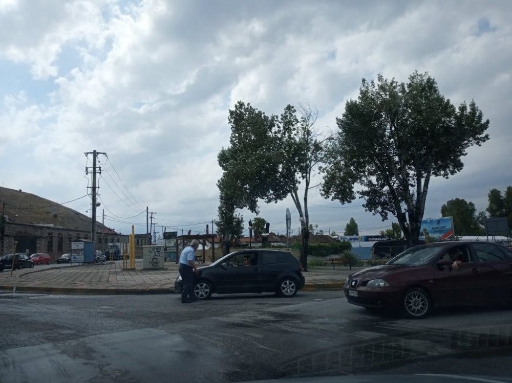 Η αστυνομία κόβει την κυκλοφορία στον κόμβο του Αγίου Στεφάνου