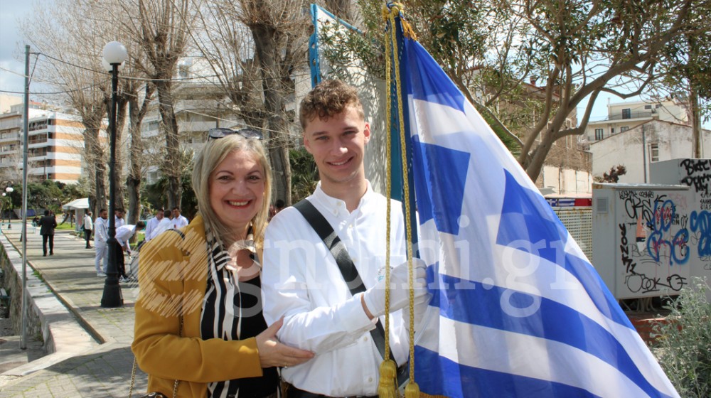 Καμάρωσε τον γιο της σημαιοφόρο